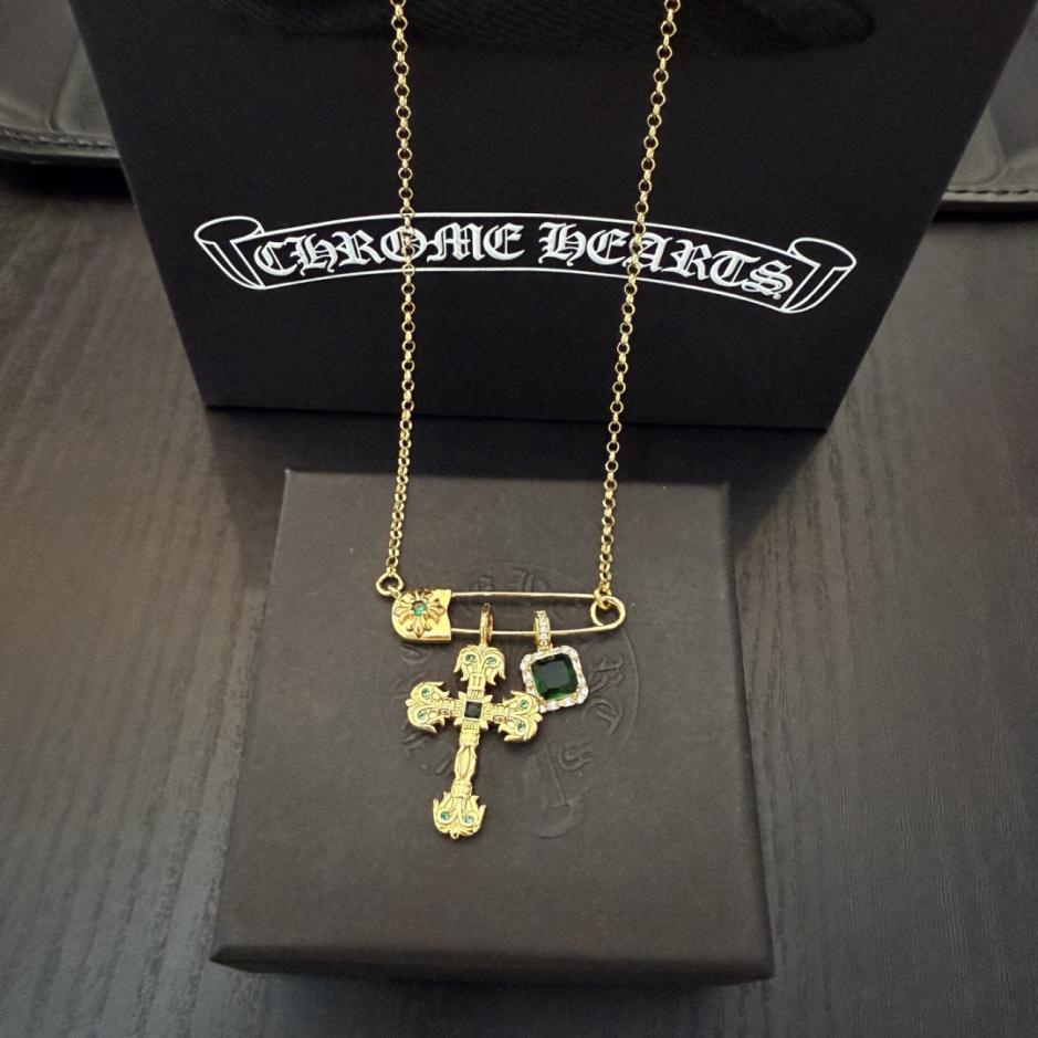 réplica,joyas,joyería,1:1,replica,fake,lujo,barato réplica,joyas,joyería,1:1,replica,fake,lujo,barato Nuevo collar con cruz de diamantes verdes y pin de Chrome Hearts de alta calidad (KW0R7)