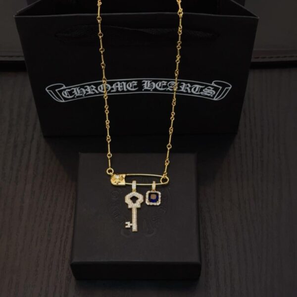 réplica,joyas,joyería,1:1,replica,fake,lujo,barato Nuevo collar con llave de diamante azul y pin Ma Huo de Chrome Hearts de alta calidad (VADMG)