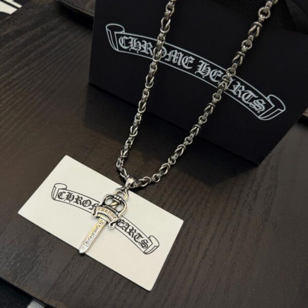 réplica,joyas,joyería,1:1,replica,fake,lujo,barato Nuevo collar clásico retro con hebilla de letra y corazón de diamante verde, de Chrome Hearts, de alta calidad (P7NW7)