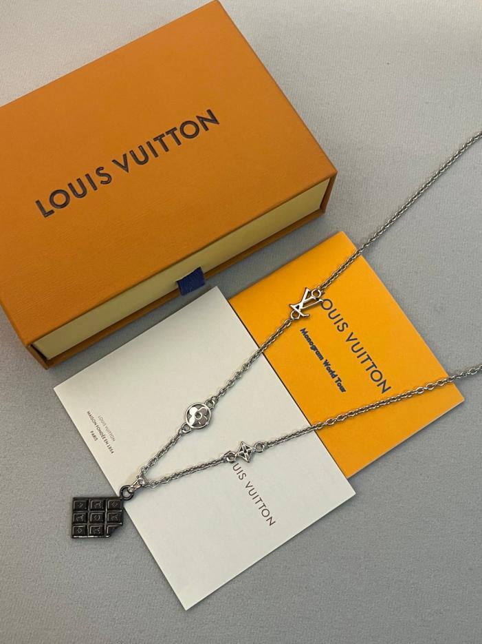 réplica,joyas,joyería,1:1,replica,fake,lujo,barato réplica,joyas,joyería,1:1,replica,fake,lujo,barato Colgante de barra de chocolate LV con diferentes cuadrados grabados con letras LV y flores Monogram (J0G1I)