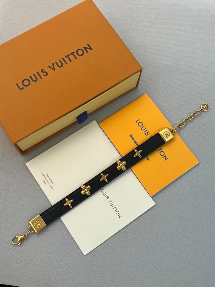 réplica,joyas,joyería,1:1,replica,fake,lujo,barato réplica,joyas,joyería,1:1,replica,fake,lujo,barato Pulsera Louis Vuitton para mujer de cuero negro con remaches dorados (PLMSA)