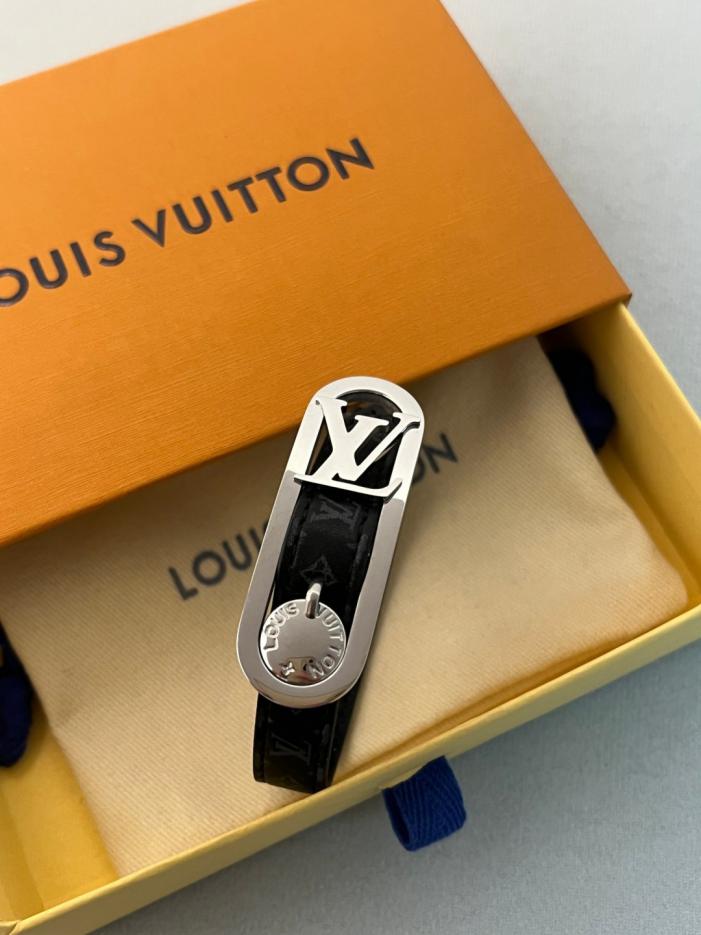 réplica,joyas,joyería,1:1,replica,fake,lujo,barato réplica,joyas,joyería,1:1,replica,fake,lujo,barato Pulsera de cuero con diseño de logotipo de LOUIS VUITTON M8572E para hombre con flor negra (RR7ZN)