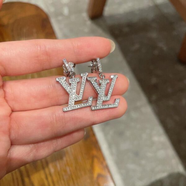 réplica,joyas,joyería,1:1,replica,fake,lujo,barato Los nuevos pendientes de Louis Vuitton están hechos del mismo material que el mostrador (9YWWI)