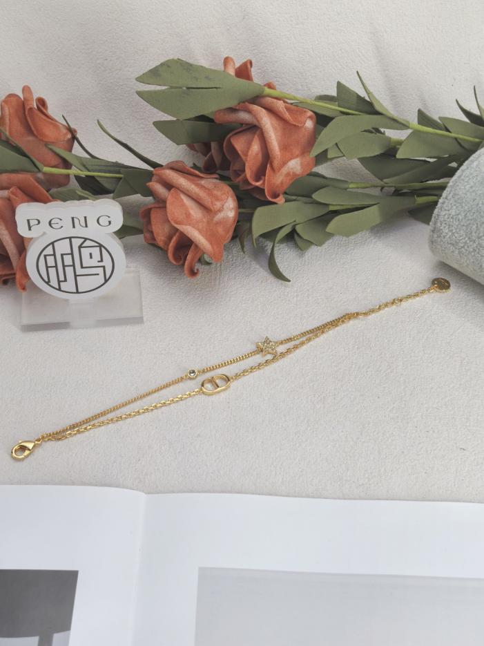 réplica,joyas,joyería,1:1,replica,fake,lujo,barato réplica,joyas,joyería,1:1,replica,fake,lujo,barato Pulsera Dior de doble capa con estrella de cinco puntas y diamantes, versión de mostrador, galvanizada en oro de 18 quilates de espesor, preservación del color (DQD36)