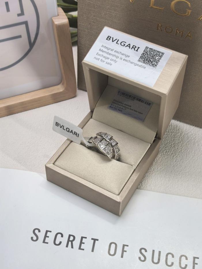 réplica,joyas,joyería,1:1,replica,fake,lujo,barato réplica,joyas,joyería,1:1,replica,fake,lujo,barato Versión de mostrador Anillo grande de doble círculo con hueso de serpiente de Bulgari Versión completa de diamantes Versión mejorada Material de plata Oro v Hecho de diamante de alto carbono 5A ((FARVL)