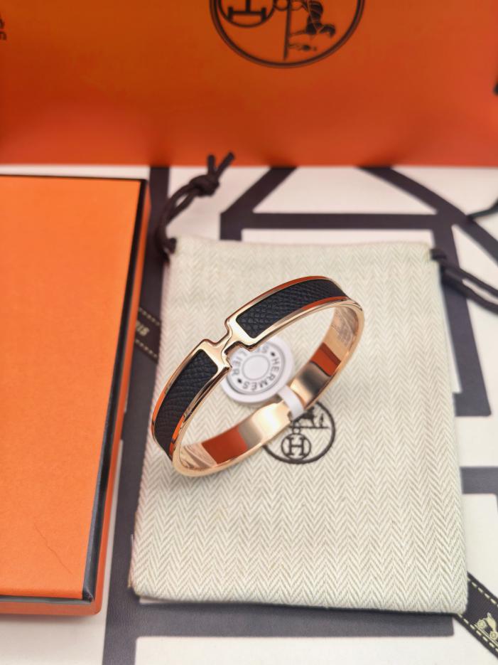 réplica,joyas,joyería,1:1,replica,fake,lujo,barato réplica,joyas,joyería,1:1,replica,fake,lujo,barato Pulsera de cuero negro Hermès, versión contadora, nueva versión mejorada (3FLNS)