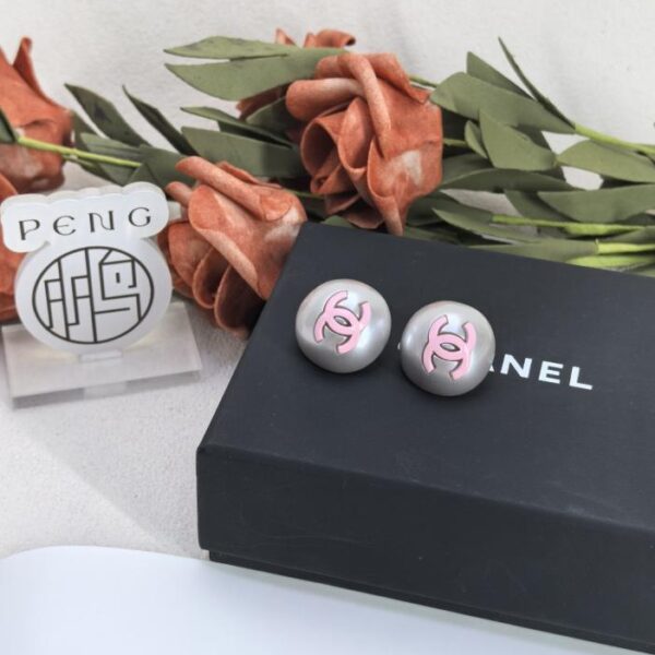 réplica,joyas,joyería,1:1,replica,fake,lujo,barato Pendientes con hebilla de perla esmaltada Chanel Doble C en versión mostrador, versión rosa, con perlas de resina natural perlada (28 VUI)