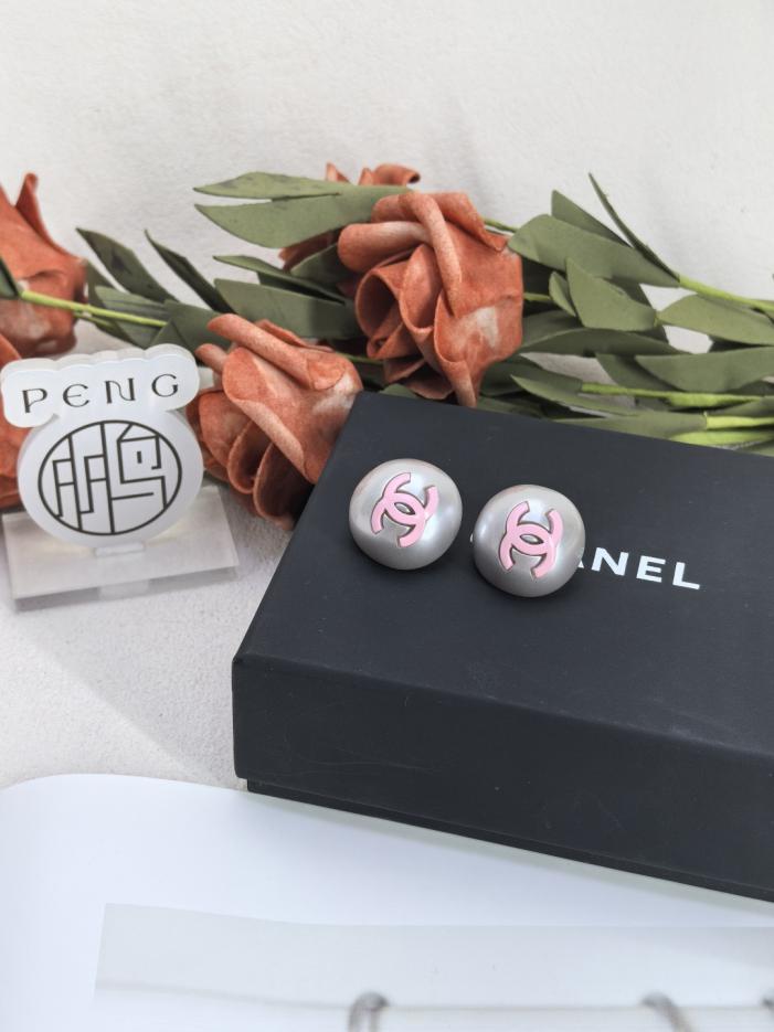 réplica,joyas,joyería,1:1,replica,fake,lujo,barato réplica,joyas,joyería,1:1,replica,fake,lujo,barato Pendientes con hebilla de perla esmaltada Doble C de Chanel en versión mostrador. Versión rosa. Perlas de resina perladas naturales Doble C de esmalte (8ZKHH).