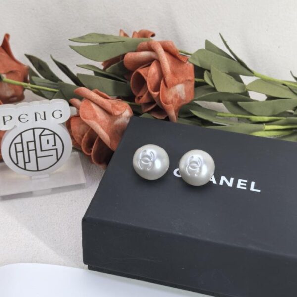 réplica,joyas,joyería,1:1,replica,fake,lujo,barato Pendientes con hebilla de perla esmaltada Doble C de Chanel en versión de mostrador. Versión hueca. Perlas de resina perlada natural Doble C de esmalte (9ADQ6).