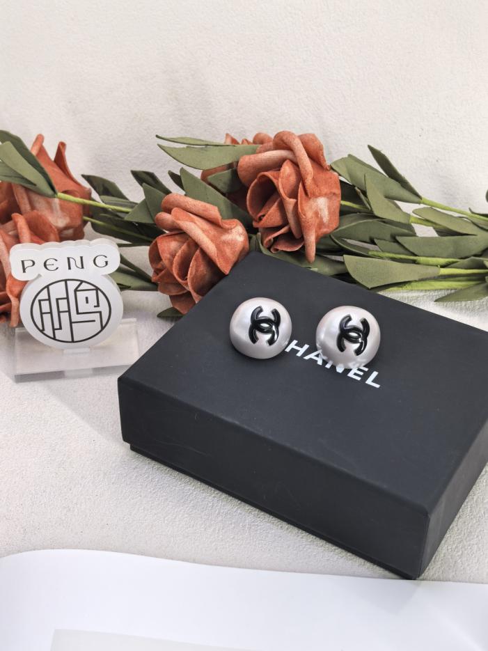 réplica,joyas,joyería,1:1,replica,fake,lujo,barato réplica,joyas,joyería,1:1,replica,fake,lujo,barato Pendientes con hebilla de perla esmaltada Chanel Doble C en versión de mostrador. Versión negra. Perlas de resina perlada natural (2QA4Y).