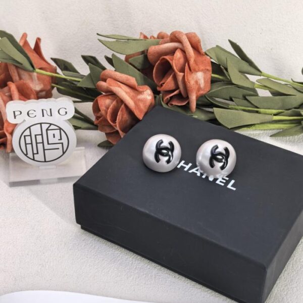 réplica,joyas,joyería,1:1,replica,fake,lujo,barato Pendientes con hebilla de perla esmaltada Doble C de Chanel en versión mostrador. Versión negra. Perlas de resina perladas naturales Doble C de esmalte (9N2IN).