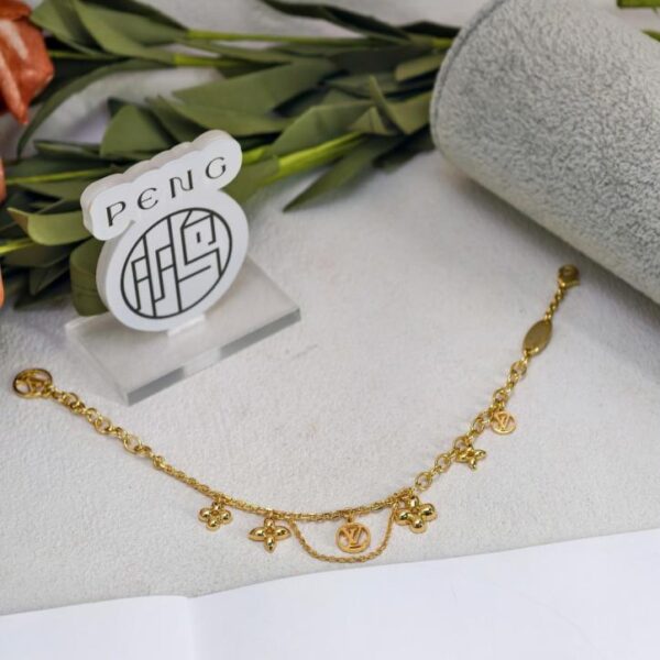 réplica,joyas,joyería,1:1,replica,fake,lujo,barato Pulsera de flores LV de latón galvanizado en oro auténtico con colgante de trébol de cuatro hojas pequeño y código de logotipo consistente (KFWE9)