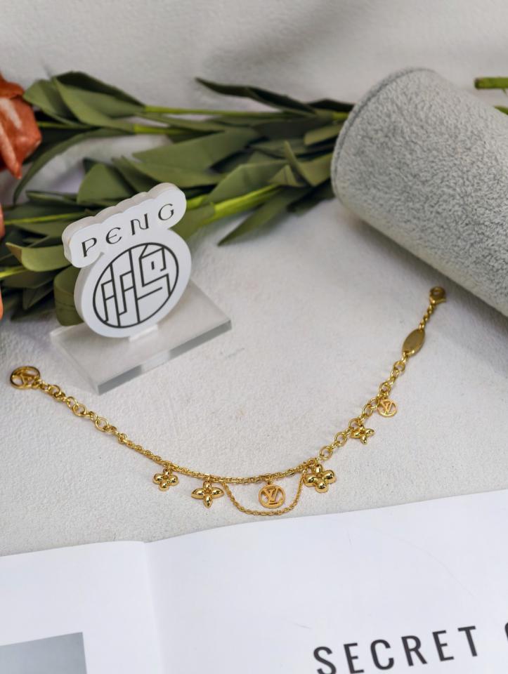 réplica,joyas,joyería,1:1,replica,fake,lujo,barato réplica,joyas,joyería,1:1,replica,fake,lujo,barato Pulsera de flores LV de latón galvanizado en oro auténtico con colgante de trébol de cuatro hojas pequeño y código de logotipo consistente (KFWE9)
