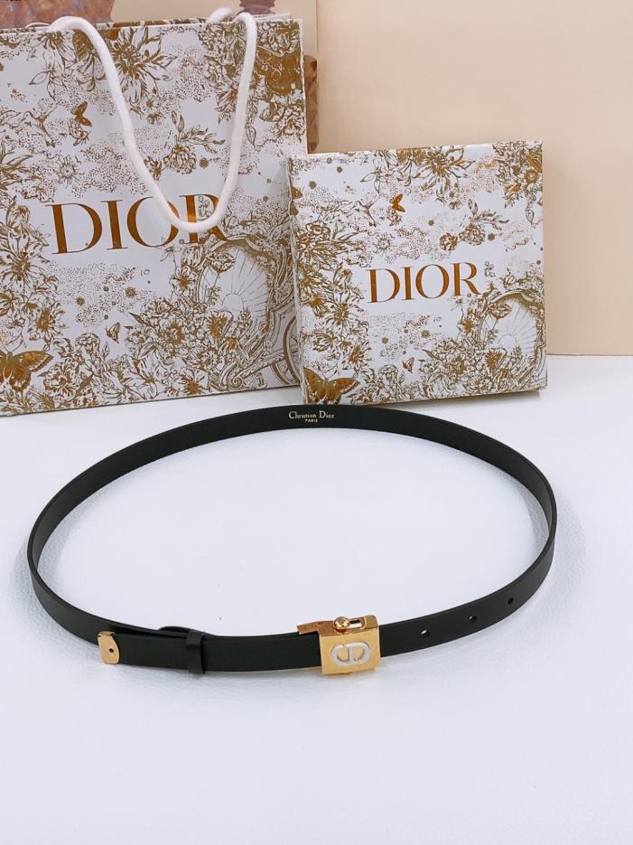 réplica,joyas,joyería,1:1,replica,fake,lujo,barato réplica,joyas,joyería,1:1,replica,fake,lujo,barato El cinturón politécnico Dior con hebilla chapada en oro es un estilo emblemático del desfile de Dior, que encarna un temperamento moderno y elegante. De la serie limitada Dioramour, la hebilla cuadrada «CD» luce un brillante detalle metálico con acabado dorado (XZW3S).