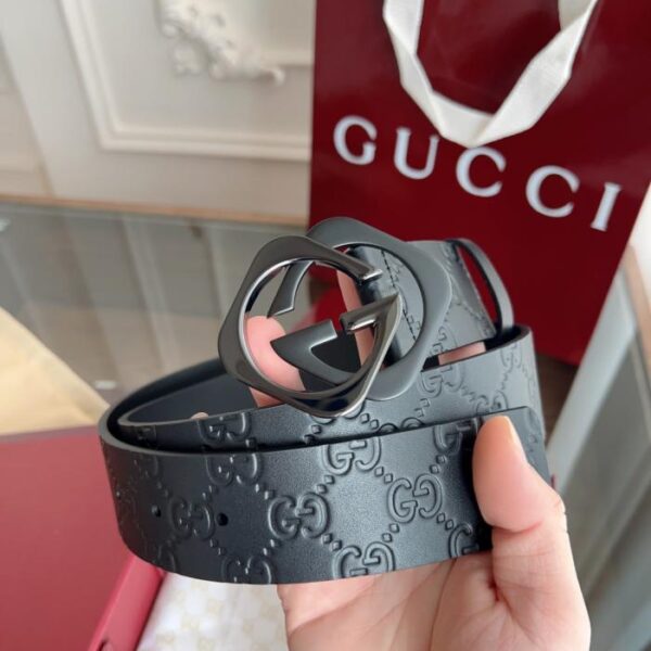 réplica,joyas,joyería,1:1,replica,fake,lujo,barato Etiqueta horizontal con el nuevo logotipo GUCCI Classic de piel repujada, ancho de 40 mm (34CXN)