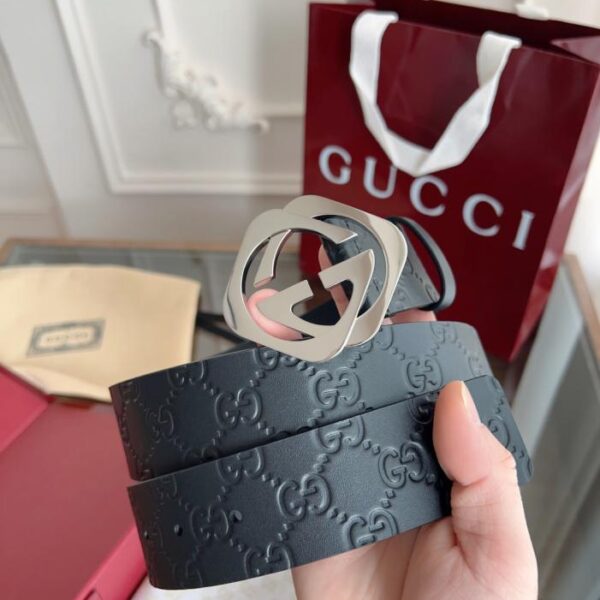 réplica,joyas,joyería,1:1,replica,fake,lujo,barato Etiqueta horizontal con el nuevo logotipo GUCCI Classic de piel repujada, ancho de 40 mm (MTV1M)