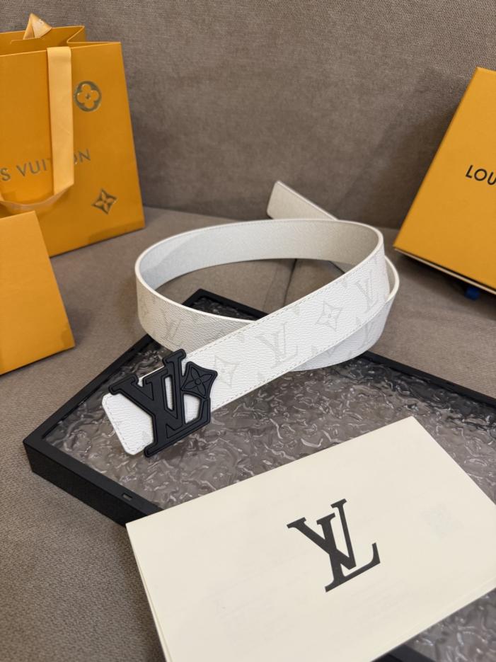 réplica,joyas,joyería,1:1,replica,fake,lujo,barato réplica,joyas,joyería,1:1,replica,fake,lujo,barato Cinturón reversible LV Dimension 4.0 con letras LV en relieve en cuero y flores Monogram (6QBQ7)