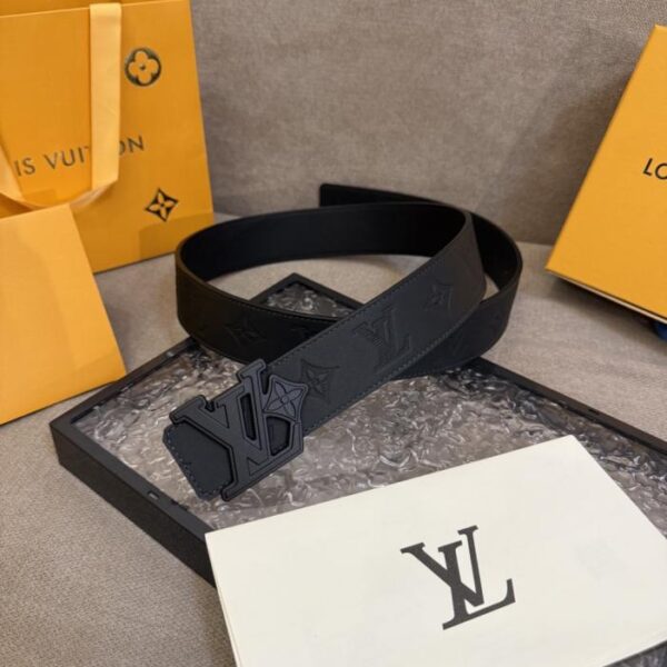 réplica,joyas,joyería,1:1,replica,fake,lujo,barato Cinturón reversible LV Dimension 4.0 con letras LV en relieve en cuero y flores Monogram (C6SZI)