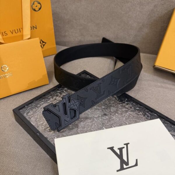 réplica,joyas,joyería,1:1,replica,fake,lujo,barato Cinturón reversible LV Dimension 4.0 con iniciales LV grabadas en cuero y monograma floral (VC0RW)