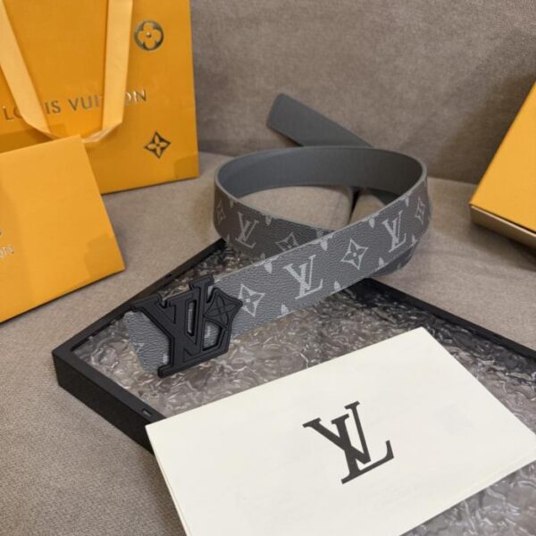 réplica,joyas,joyería,1:1,replica,fake,lujo,barato Cinturón reversible LV Dimension 4.0 con iniciales LV grabadas en cuero y monograma floral (VHKE9)