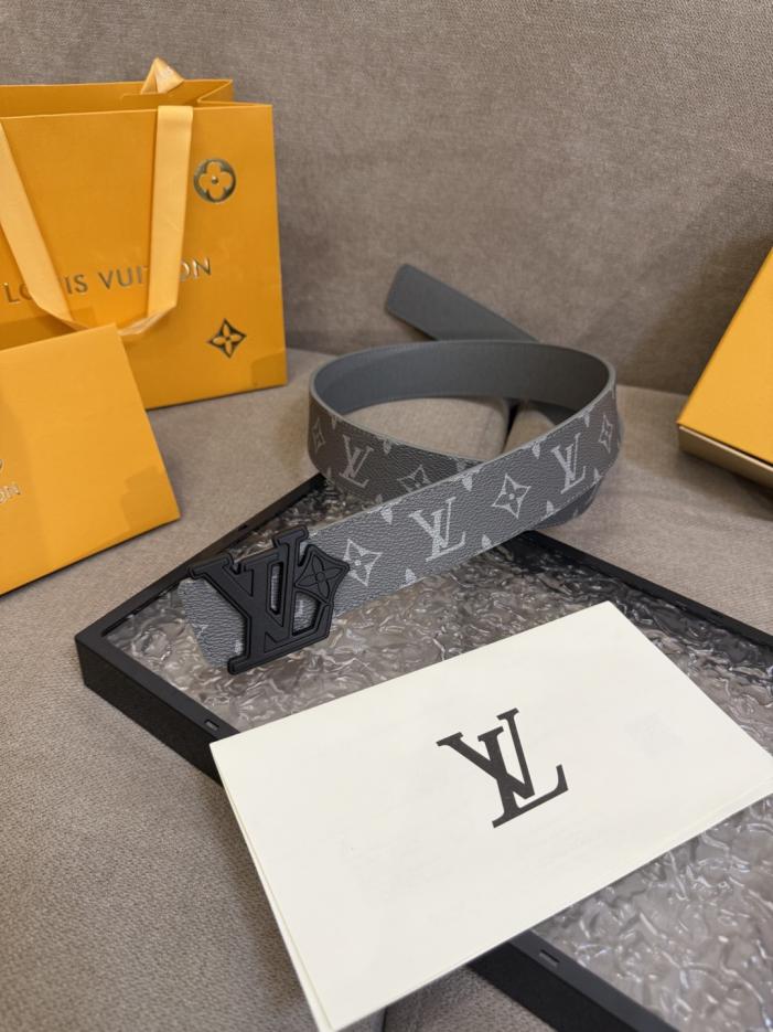 réplica,joyas,joyería,1:1,replica,fake,lujo,barato réplica,joyas,joyería,1:1,replica,fake,lujo,barato Cinturón reversible LV Dimension 4.0 con iniciales LV grabadas en cuero y monograma floral (VHKE9)