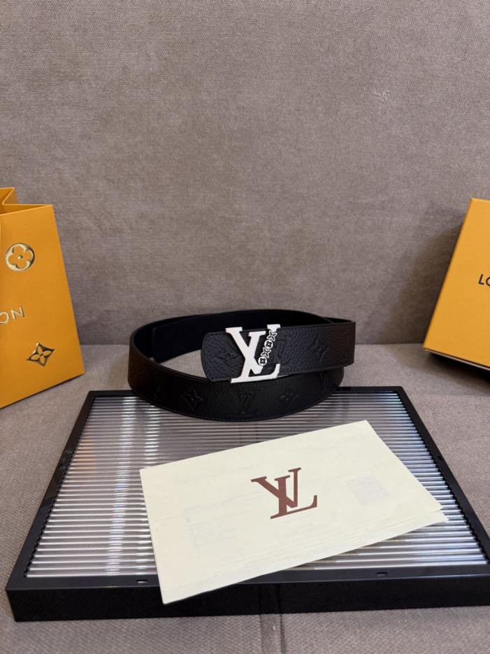 réplica,joyas,joyería,1:1,replica,fake,lujo,barato réplica,joyas,joyería,1:1,replica,fake,lujo,barato Cinturón reversible LV Dimension 4.0 con letras LV en relieve en cuero y flores Monogram (678TN)