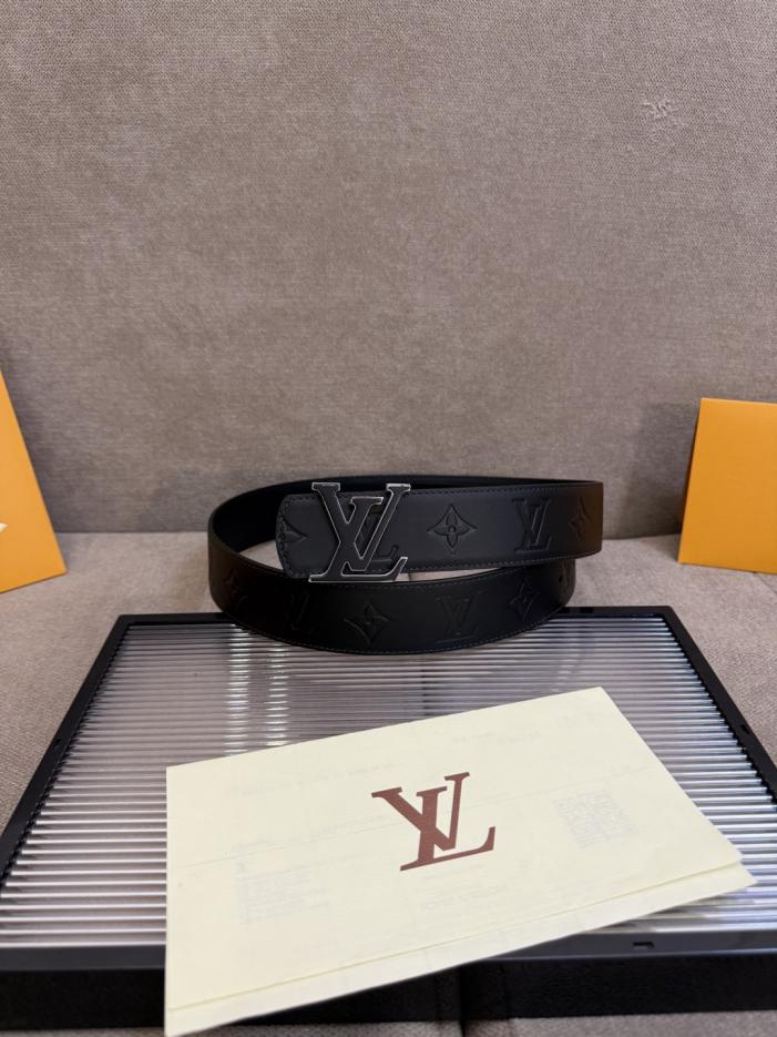 réplica,joyas,joyería,1:1,replica,fake,lujo,barato réplica,joyas,joyería,1:1,replica,fake,lujo,barato Cinturón reversible LV Dimension 4.0 con letras LV en relieve de cuero y flores Monogram (69G53)
