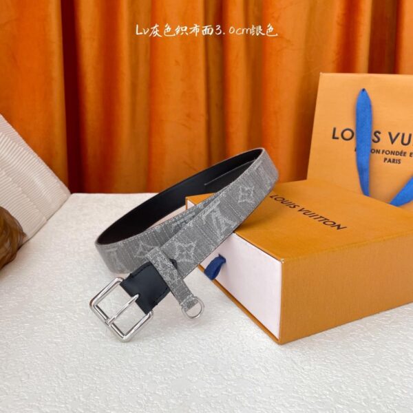 réplica,joyas,joyería,1:1,replica,fake,lujo,barato Calidad clásica de Louis Vuitton. Letras de la marca en gris sobre tela con suela de cuero negra. Ancho 3,0 cm (F8RSK).