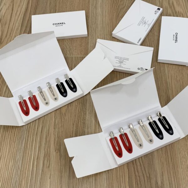 réplica,joyas,joyería,1:1,replica,fake,lujo,barato Juego de 6 pinzas para el pelo sin costuras de edición limitada de Chanel para regalo de cumpleaños en negro, blanco y rojo (FX439)