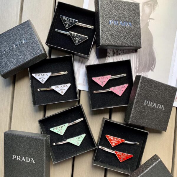 réplica,joyas,joyería,1:1,replica,fake,lujo,barato (2 piezas en total, izquierda y derecha) El éxito de ventas de Prada, horquilla clásica con logotipo de metal en forma de triángulo invertido (BXRMF)