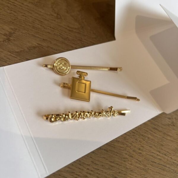 réplica,joyas,joyería,1:1,replica,fake,lujo,barato (Paquete de 3) Set de horquillas de edición limitada de Chanel Coco Beauty Counter (estilos surtidos) (S4NTH)