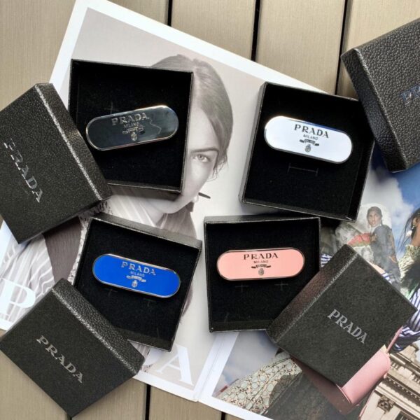 réplica,joyas,joyería,1:1,replica,fake,lujo,barato Horquilla con resorte y logotipo metálico ovalado largo Prada (modelo de mostrador, 1 unidad/caja) (DMCT4)