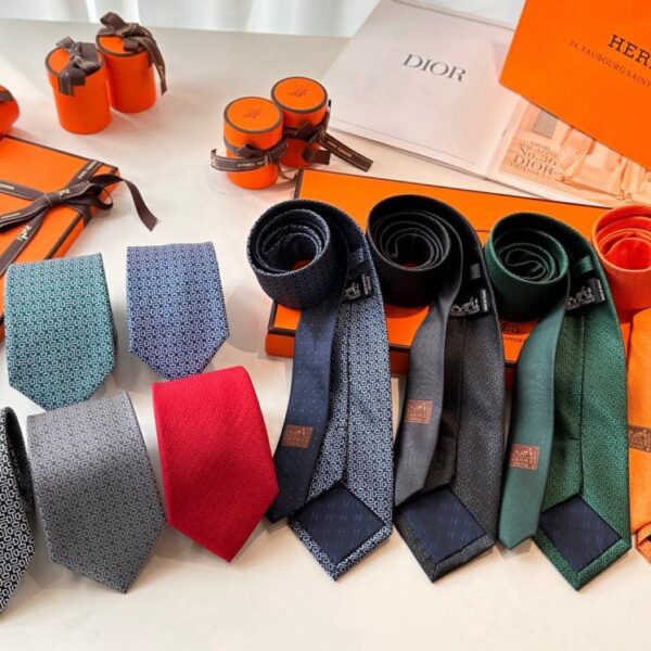 réplica,joyas,joyería,1:1,replica,fake,lujo,barato Nueva colección de corbatas Hermès para hombre, 100 % sarga de seda de primera calidad, personalizadas a mano (J6CXW)