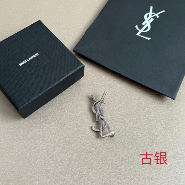 réplica,joyas,joyería,1:1,replica,fake,lujo,barato Broche con letra de Yves Saint Laurent (9B4LB)