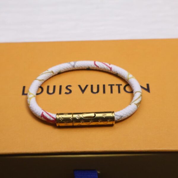 réplica,joyas,joyería,1:1,replica,fake,lujo,barato La última pulsera de cuero con trébol de cuatro hojas de la marca Lv Donkey (XWOII)