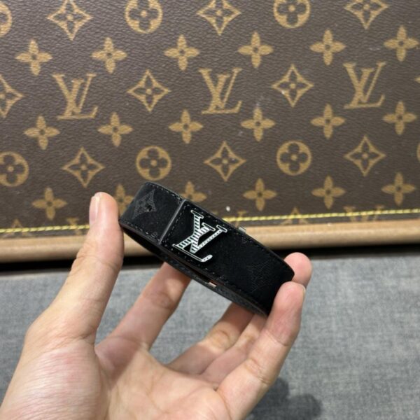 réplica,joyas,joyería,1:1,replica,fake,lujo,barato Pulsera de cuero con flores negras de LOUIS VUITTON (GNNOP)
