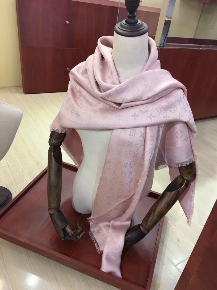 réplica,joyas,joyería,1:1,replica,fake,lujo,barato réplica,joyas,joyería,1:1,replica,fake,lujo,barato Bufanda cuadrada Louis Vuitton rosa y plateada con diseño clásico de flores antiguas, dorada y plateada (GLJPX)