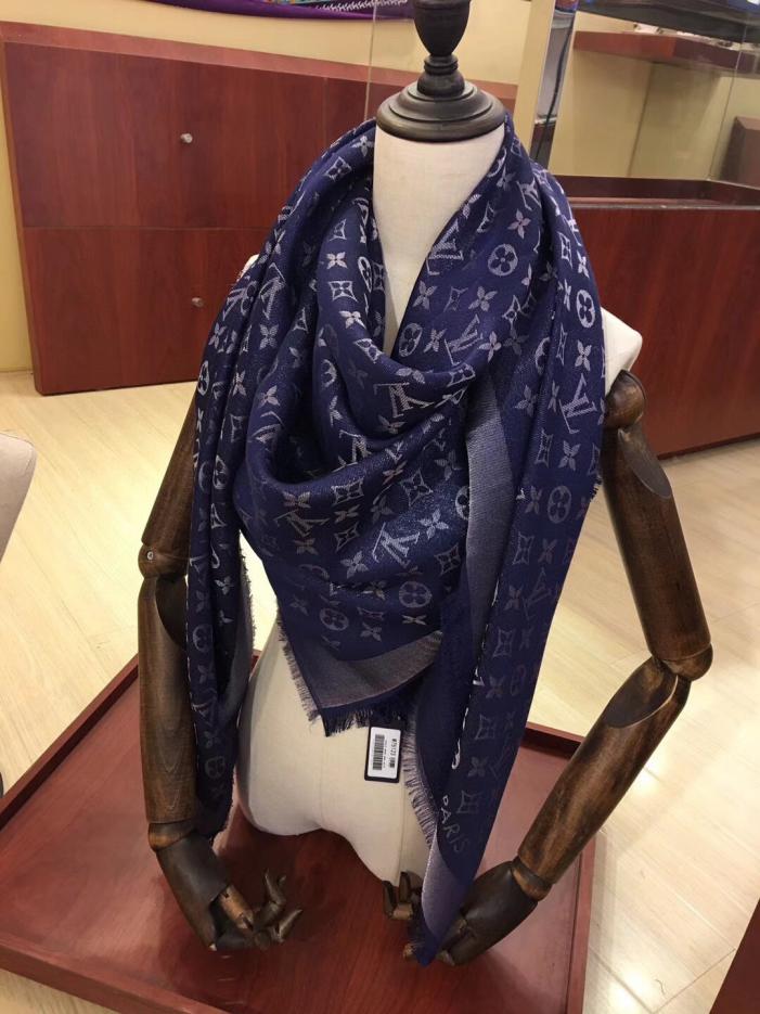 réplica,joyas,joyería,1:1,replica,fake,lujo,barato réplica,joyas,joyería,1:1,replica,fake,lujo,barato Bufanda cuadrada Louis Vuitton azul y plateada con monograma clásico LV dorado y plateado (ZVLC9)