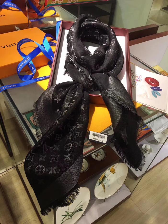 réplica,joyas,joyería,1:1,replica,fake,lujo,barato réplica,joyas,joyería,1:1,replica,fake,lujo,barato Pañuelo cuadrado clásico monocromático Louis Vuitton negro y plateado LV (MUJX7)