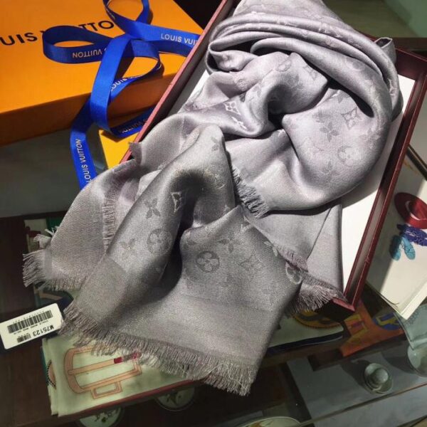 réplica,joyas,joyería,1:1,replica,fake,lujo,barato Bufanda cuadrada Louis Vuitton gris y plateada con monograma clásico LV dorado y plateado (CILH4)