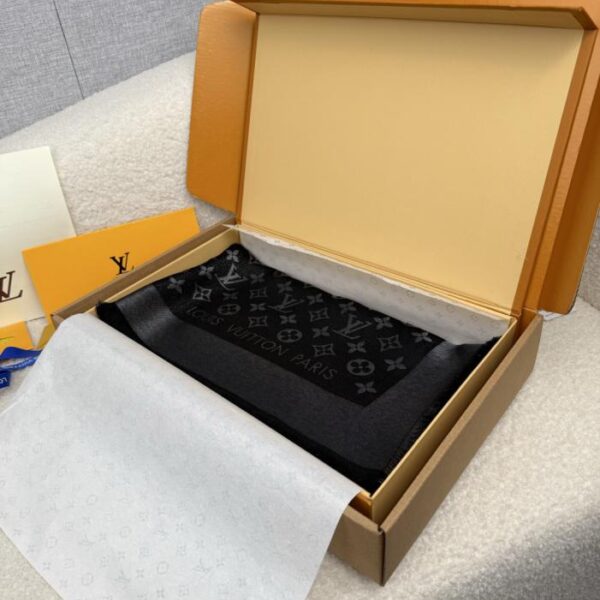 réplica,joyas,joyería,1:1,replica,fake,lujo,barato Pañuelo cuadrado de seda Louis Vuitton Classic Black and Silver con monograma LV Classic Gold and Silver (8GC1G)