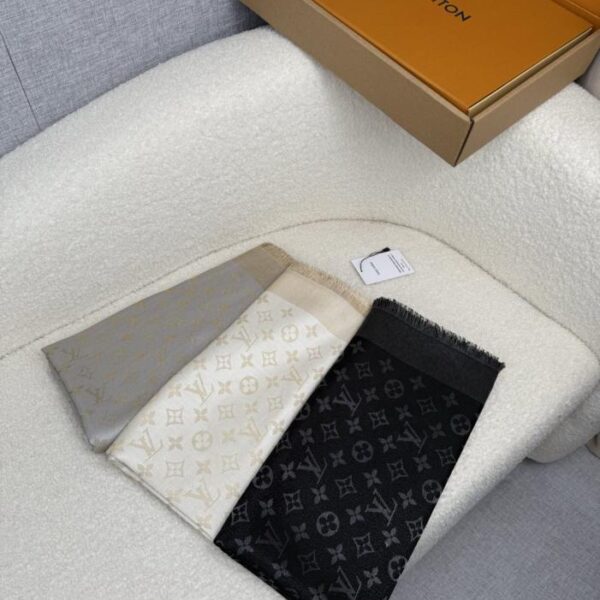 réplica,joyas,joyería,1:1,replica,fake,lujo,barato Bufanda cuadrada Louis Vuitton con monograma clásico dorado y plateado en blanco lechoso (4DG98)