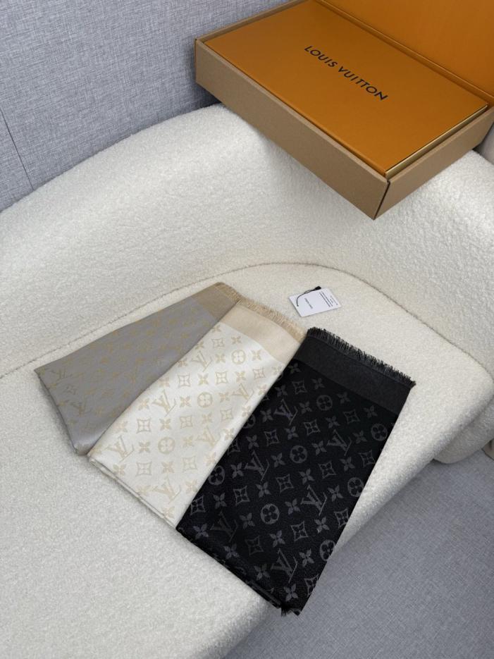 réplica,joyas,joyería,1:1,replica,fake,lujo,barato réplica,joyas,joyería,1:1,replica,fake,lujo,barato Bufanda cuadrada Louis Vuitton New Light Gray Gold LV Classic Monogram Gold and Silver (YANAJ)