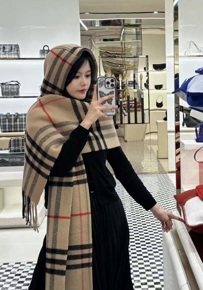 réplica,joyas,joyería,1:1,replica,fake,lujo,barato réplica,joyas,joyería,1:1,replica,fake,lujo,barato Bufanda de cuadros con capucha Burberry B (F1UWX) y hebilla de seda