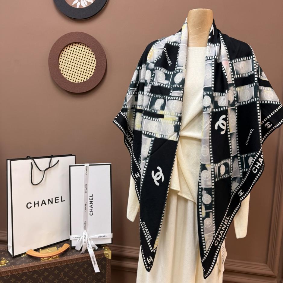 réplica,joyas,joyería,1:1,replica,fake,lujo,barato réplica,joyas,joyería,1:1,replica,fake,lujo,barato Chal de seda y lana de doble cara Chanel Otoño/Invierno con letra C 140. Bufanda cuadrada de seda y lana rizada a mano (30 % seda, 70 % lana) (S17RZ)
