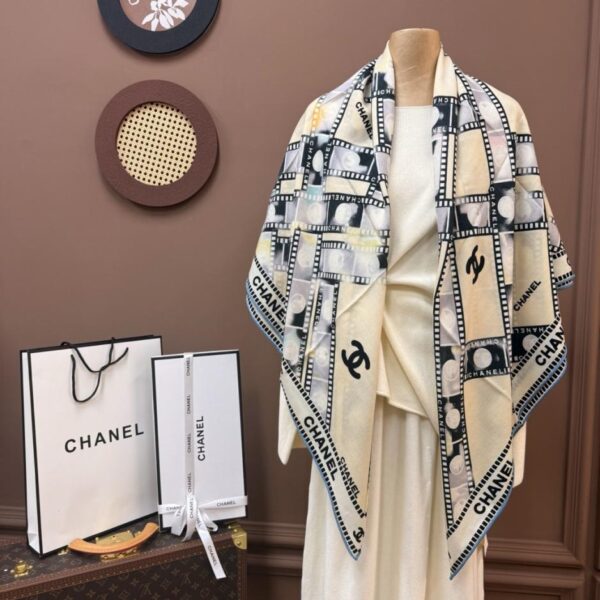 réplica,joyas,joyería,1:1,replica,fake,lujo,barato Bufanda cuadrada de seda y lana con dobladillo a mano, diseño de Chanel Otoño/Invierno, letra doble C 140 (30 % seda, 70 % lana) (VSLW9)