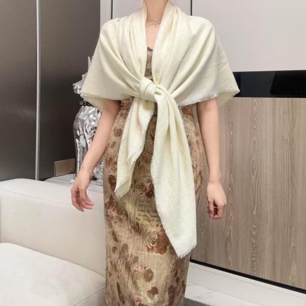 réplica,joyas,joyería,1:1,replica,fake,lujo,barato ¡Llega un artículo estrella de Dior! Bufanda cuadrada con letras en hilo plateado 140 (4T5WI)