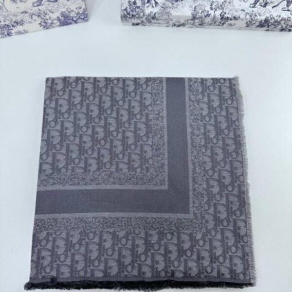 réplica,joyas,joyería,1:1,replica,fake,lujo,barato El último producto de Dior: un práctico y elegante pañuelo cuadrado de hilo metálico de seda y lana (V3QSR)