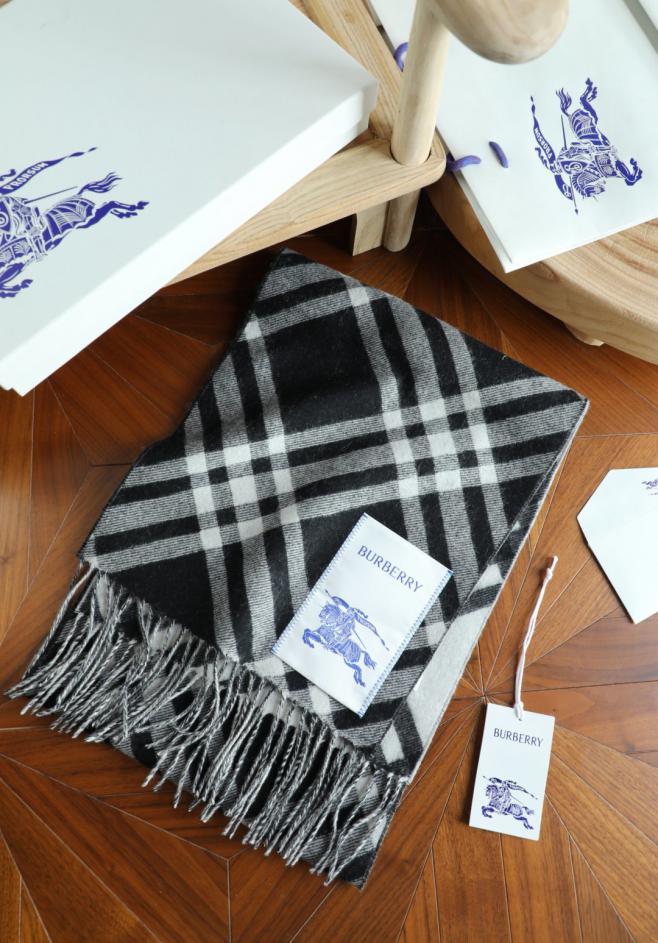 réplica,joyas,joyería,1:1,replica,fake,lujo,barato réplica,joyas,joyería,1:1,replica,fake,lujo,barato Bufanda con flecos y logotipo B de Burberry, 100 % cachemira, unisex (KYWGI)