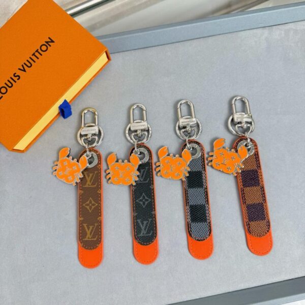 réplica,joyas,joyería,1:1,replica,fake,lujo,barato MO2558 Embalaje LV Llavero de cuero con colgante de cangrejo, accesorios para bolsos (CHC0J)